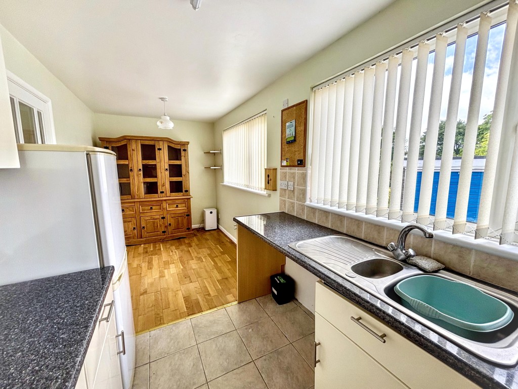 Lot: 120 - TWO-BEDROOM GROUND FLOOR FLAT WITH GARAGE CLOSE TO THE SEAFRONT - Reverse View of the Kitchen
